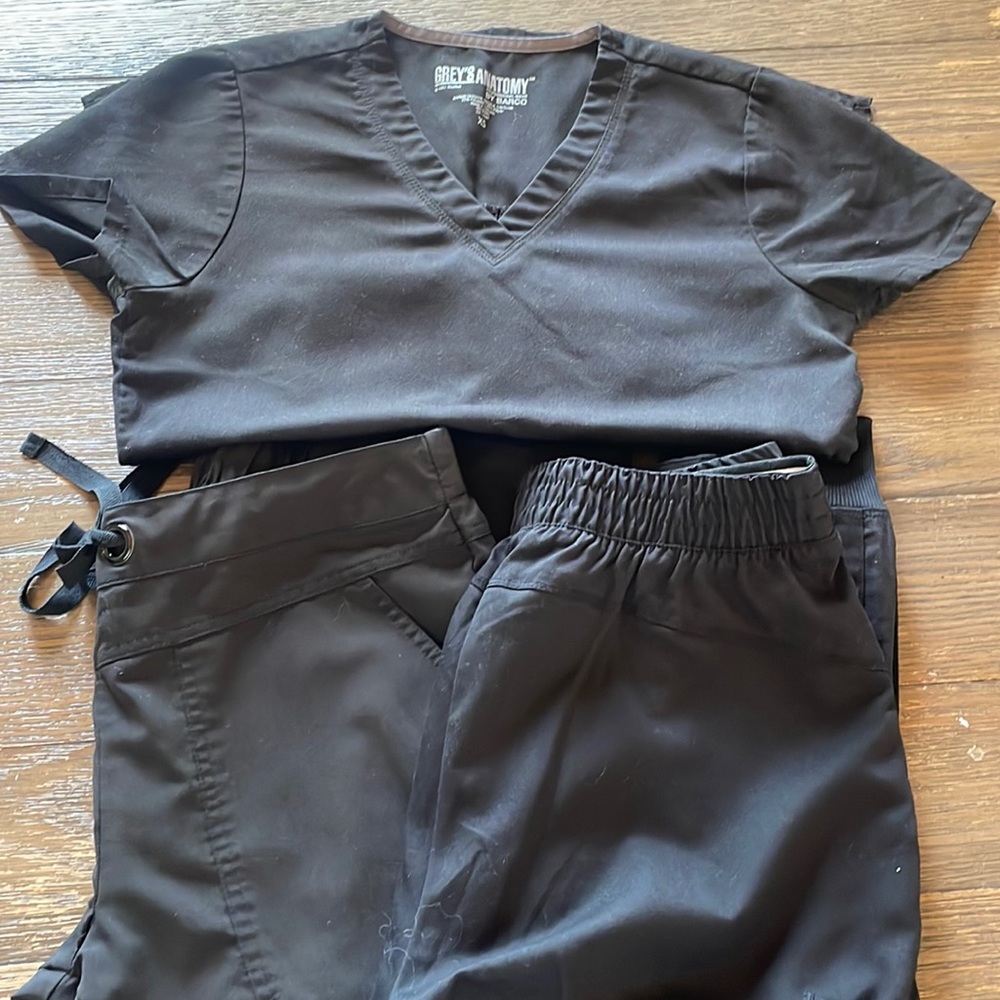 3 piece Greys Anatomy scrub set.